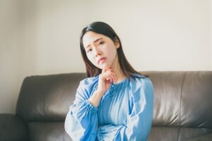 悩む女性